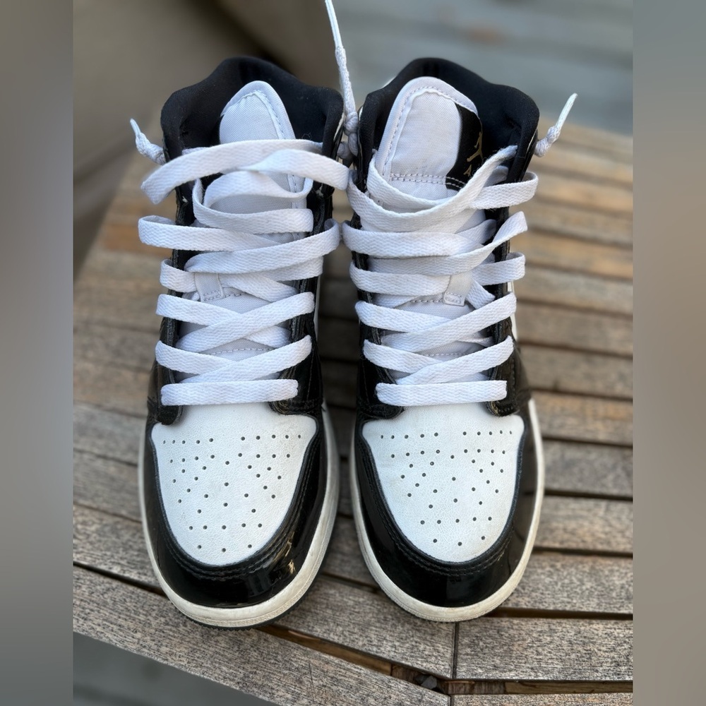 Air Jordan 1 Mid SE Patent Black Gold - Size 4.5 - Picture 5 of 11